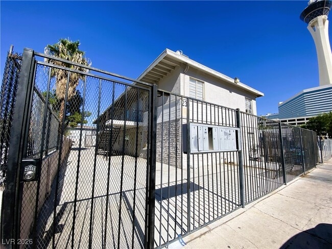 Building Photo - 230 W Boston Ave Unit 9