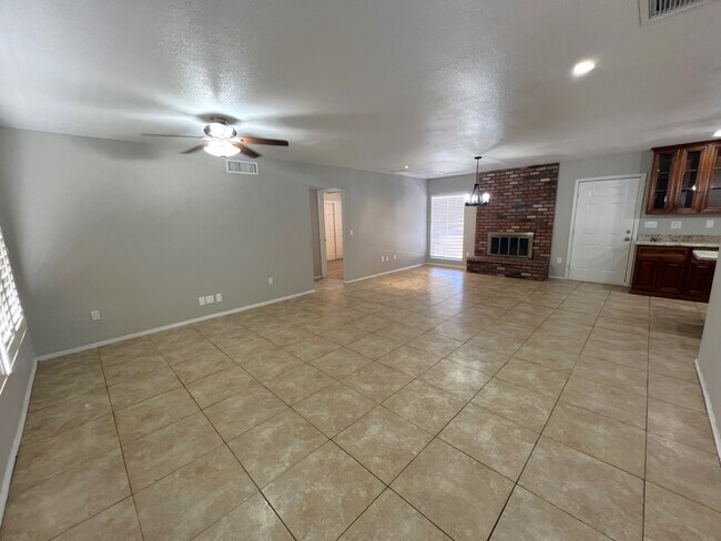 Photo - 706 W Fogal Way