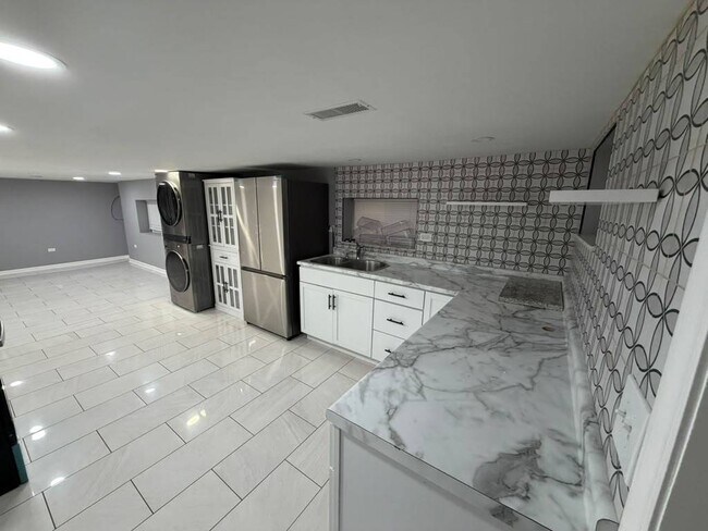 Photo - 2630 N Hamlin Ave