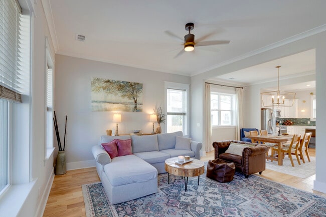 Photo - 615 E 33rd St