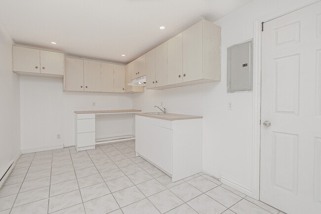 Building Photo - 5651 Boul Henri-Bourassa E Unit 10