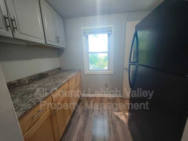 Photo - 934 Vernon St
