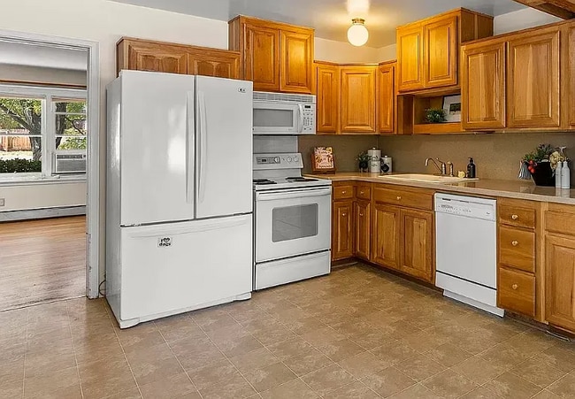 Photo - 250 Bartlett St