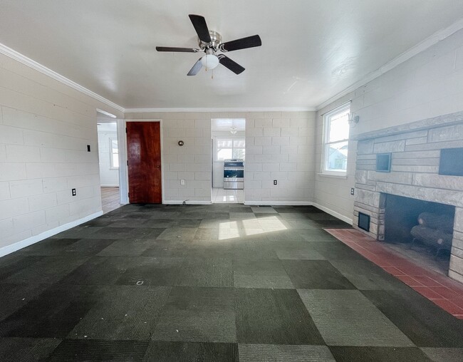 Photo - Cozy 2 Bedroom Home! Washer & Dryer Hookups! Fenced In Yard!