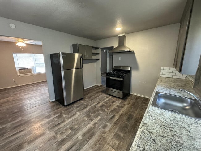 Photo - 509 E Queens St