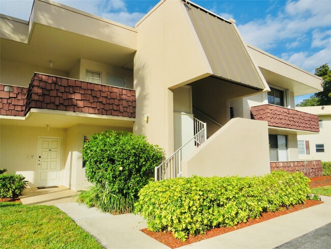 Photo - 2601 S Palm Aire Dr