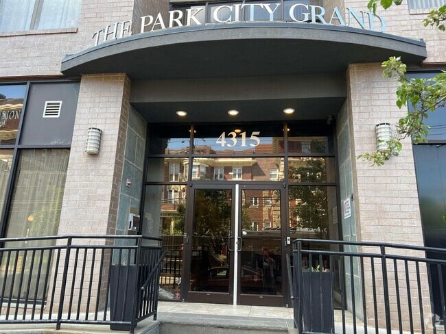 Building Photo - 4315 Park Ave Unit 2i Rental