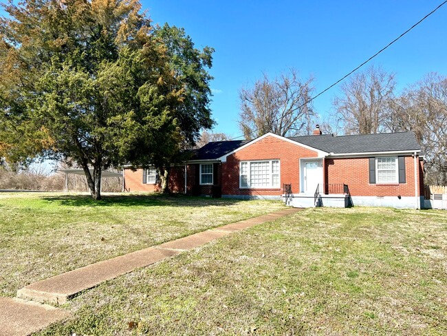 Building Photo - Available 9/15! $2200/MO Donelson living i... Rental