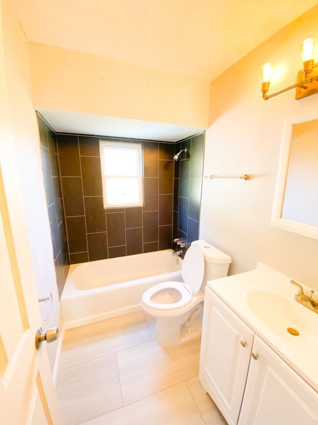 Building Photo - New Remodel! 2bed 1bath. Great location! Rental