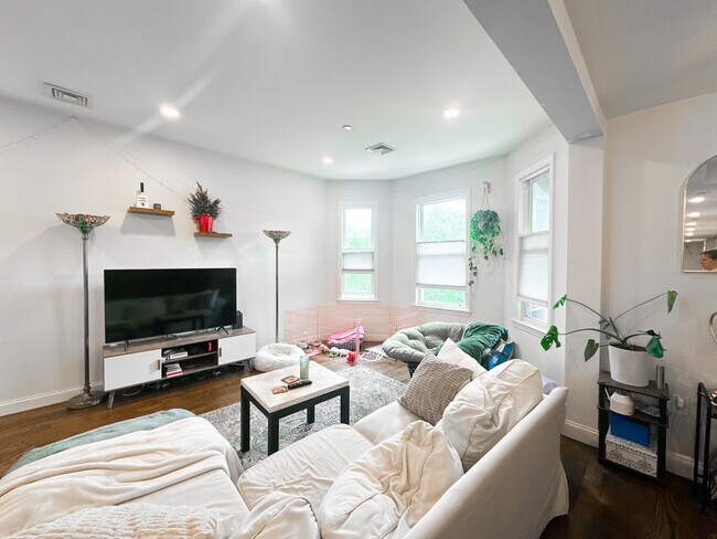 Photo - 77 Torrey St Apartments Unit 2