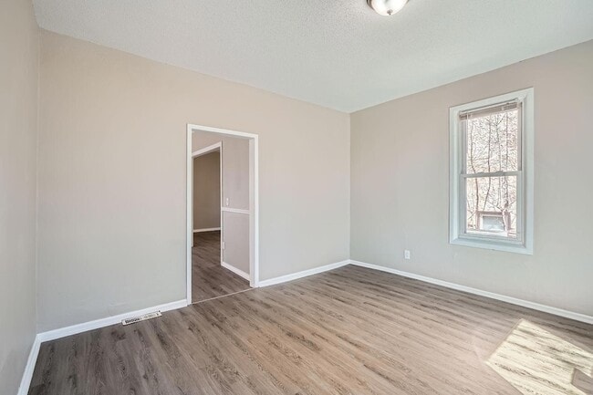 Photo - 707 Jenks Ave E