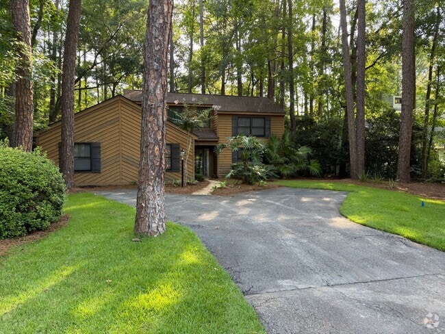 Building Photo - Classic Three Bedroom Home in Hilton Head ...