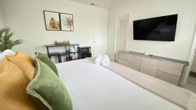 Building Photo - 1523 NE 51st St Unit ROOM B1