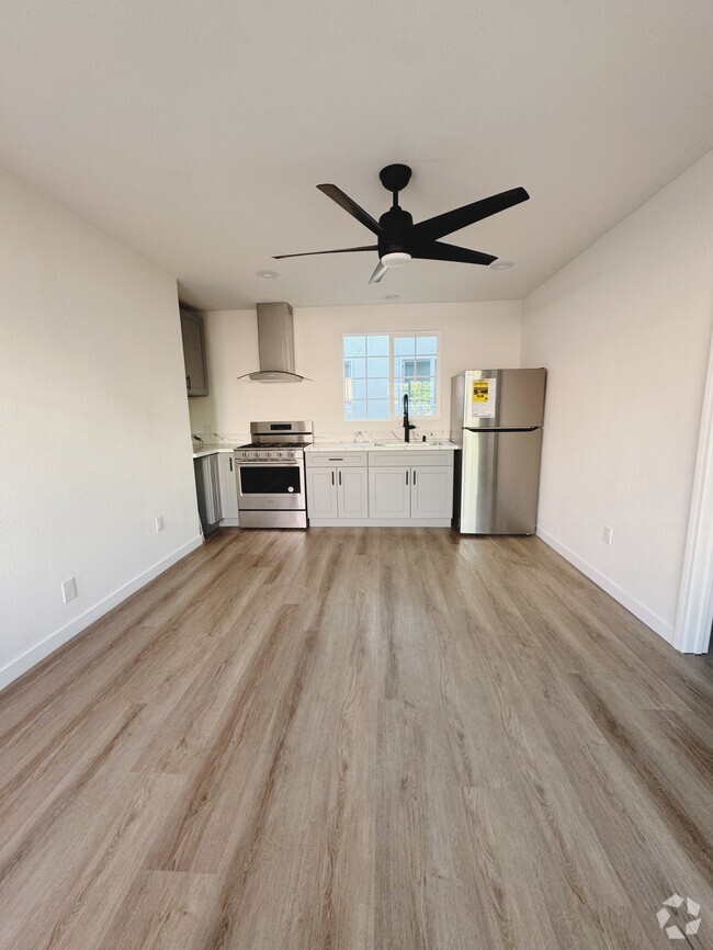Building Photo - 12608 Oxnard St Rental
