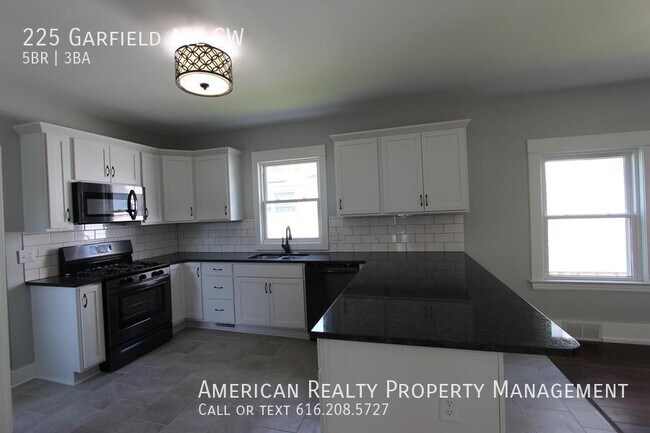 Photo - 225 Garfield Ave SW