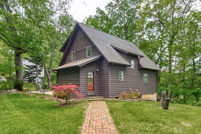 3 bed/2 bath. Pet Friendly. Fenced Yard - 3 bed/2 bath. Pet Friendly. Fenced Yard House