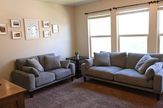 Photo - 573 Goldenrod Way N