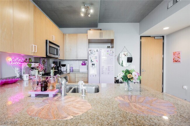 Photo - 353 E Bonneville Ave Unidad 753 Rental