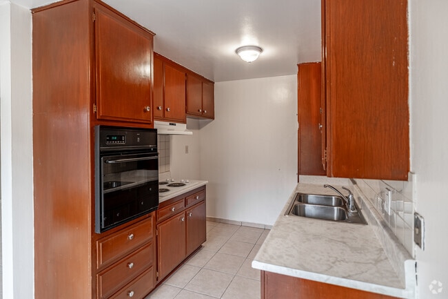 2BR, 2BA - 950SF - Kitchen - Dale Terrace