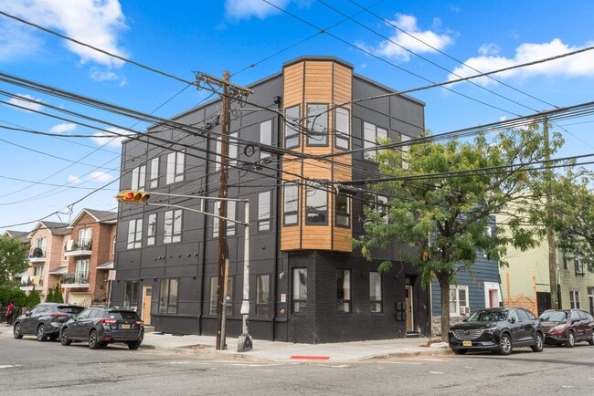 Building Photo - 108 Fleming Ave Unit 1