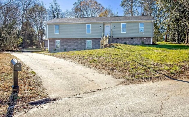Building Photo - Move in Ready Stunning 4/3 Close To Everything In Greenville!