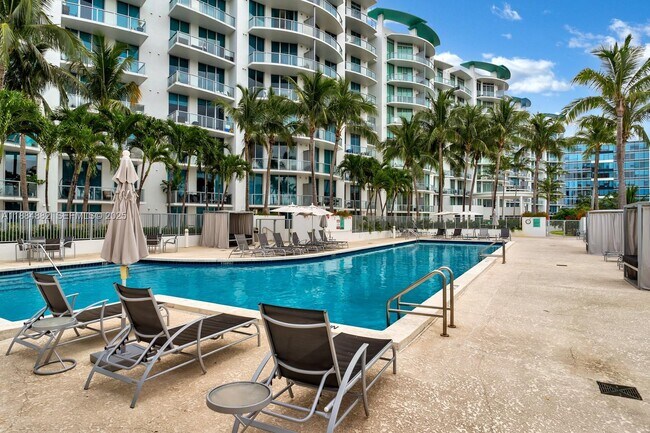 Building Photo - 3029 NE 188th St Unit 619