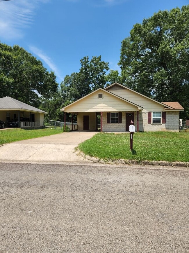 Building Photo - Recently remodeled 3 bedroom, 2 bath brick home