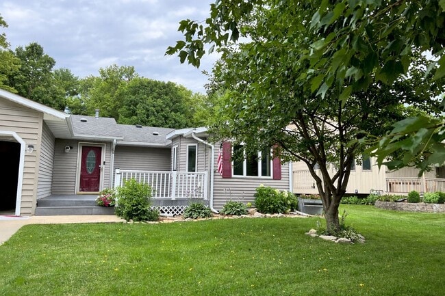 Building Photo - Beautiful 4 Bedroom, 3 Bathroom Home in Desirable Country Club Manor