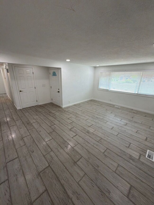Photo - 1085 Saville Ave