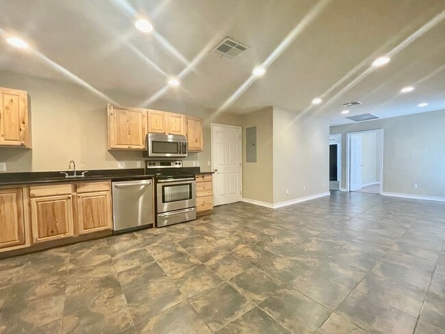 Building Photo - 525 W Hutchison St Unit A Rental