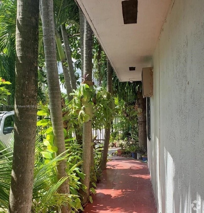 Building Photo - 9770 SW 47th St Unit 2-2 Rental