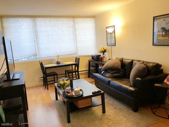 Photo - 2325 Woolsey St