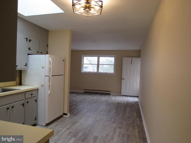 Photo - 221 Swinehart Rd Unidad SIDE ENTRANCE