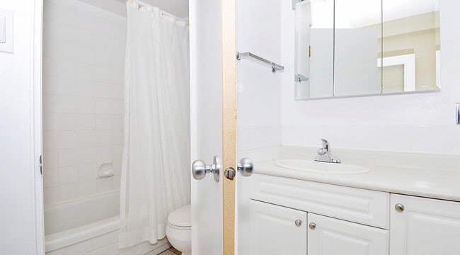 Building Photo - Hendry House Unit 00609