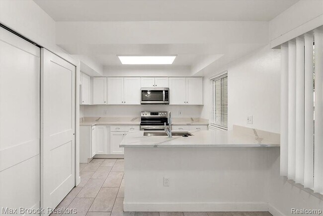 Photo - 2 Portsmouth Towne St