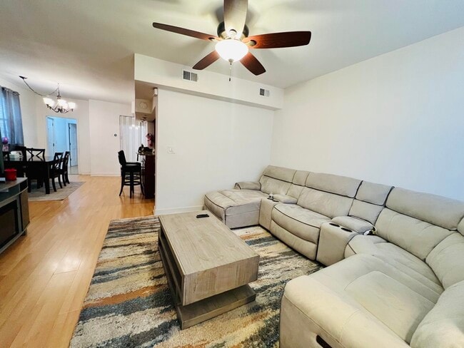 Photo - 96 W 18th St