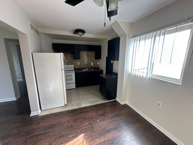 Photo - 132 E Howard St