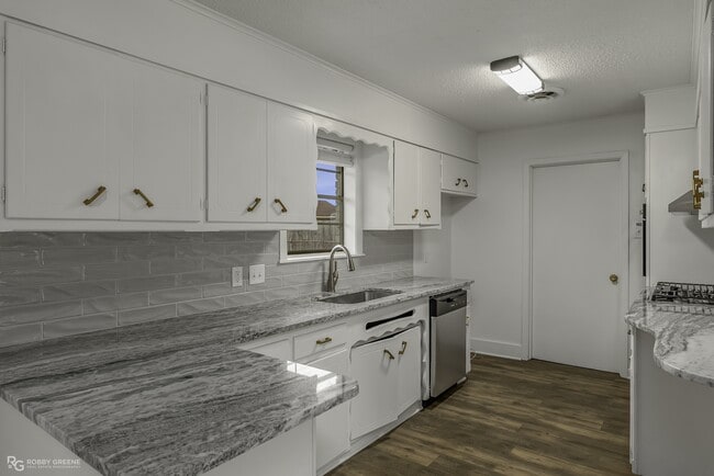 Photo - 2425 Belmont Blvd