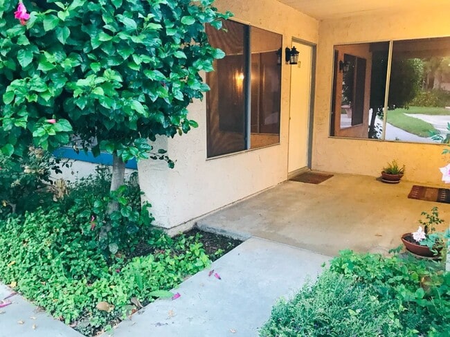 Building Photo - 2891 Canyon Crest Dr