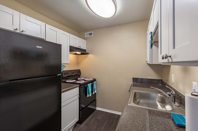 Cocina estilo galera - Turlington Oaks Apartments