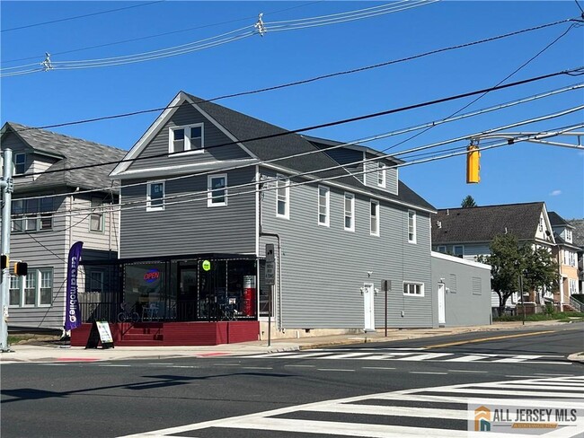 Building Photo - 588 Livingston Ave Unit 2B Rental