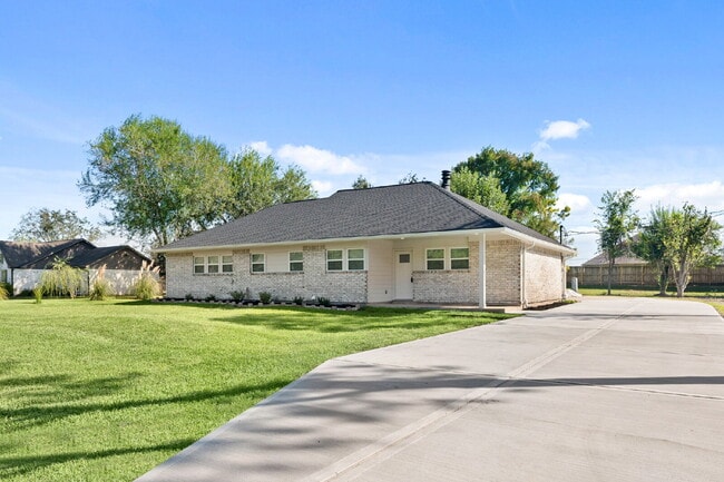 Building Photo - Fully Remodeled Country Home on Half an Ac...