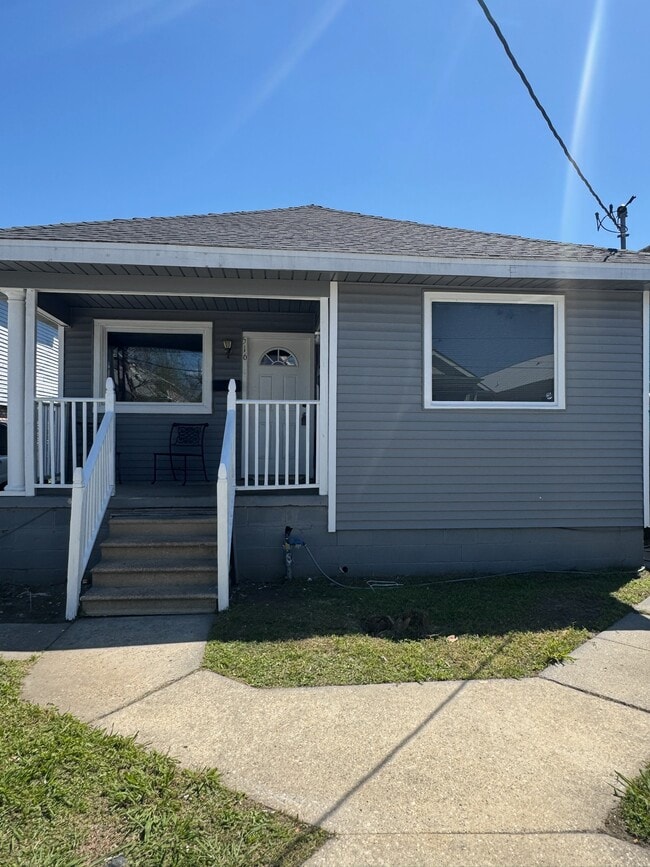 Building Photo - 516 S Hennessey St