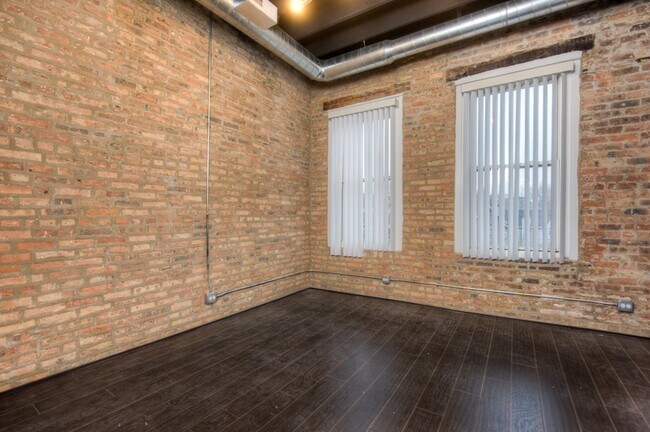 Photo - Spacious 4 Bed 3 Bath located in the North Center area Unit 3