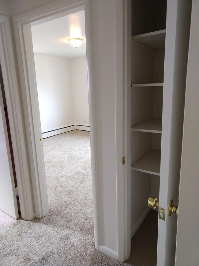 linen closet - 5361 Plumridge Dr Unit 3