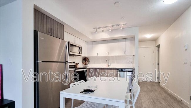 Photo - 625-625 Academy Way