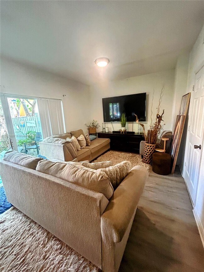 Photo - 972 SW 6th Ave