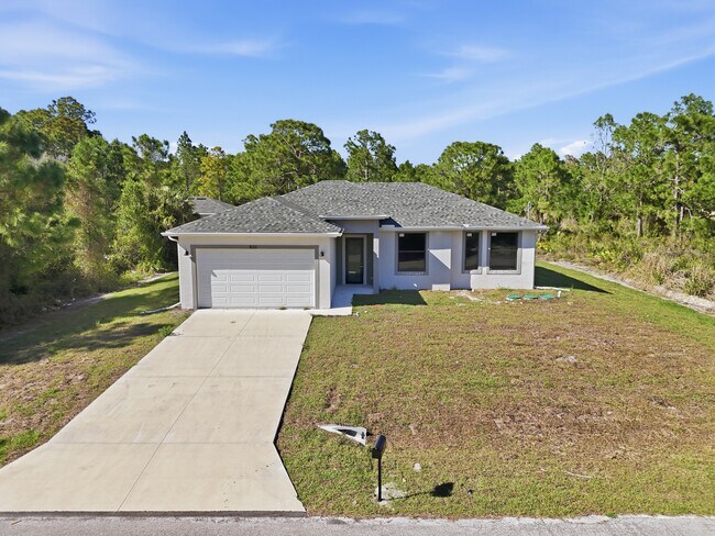 Photo - 825 Carbon St E