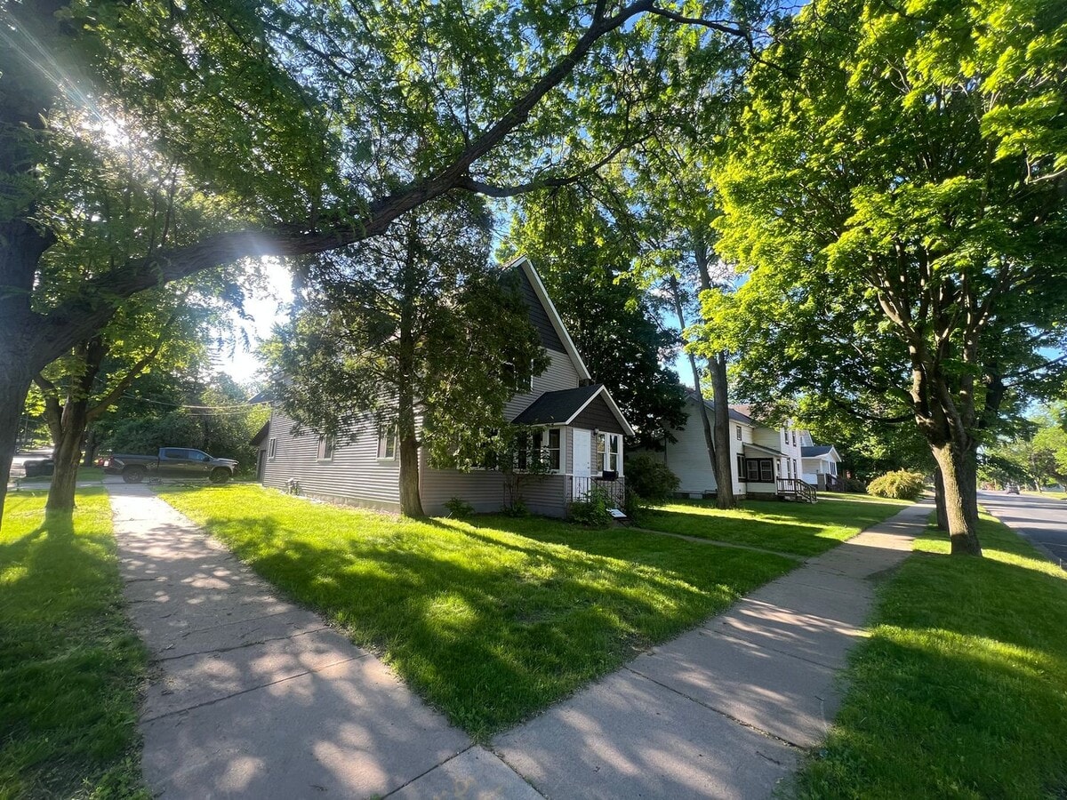 Photo - Menomonie Rental 6 Bedrooms 2 Bath