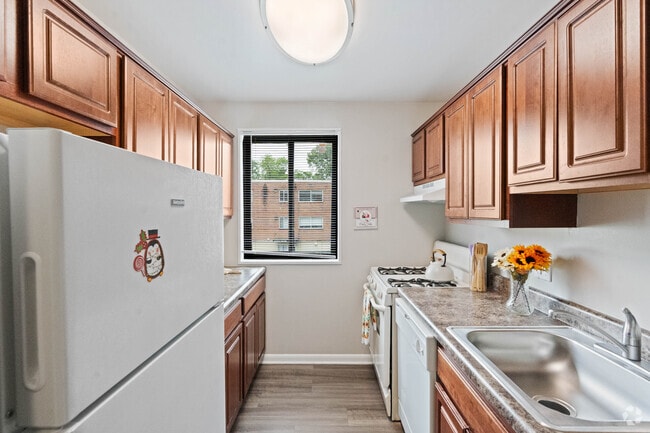 2BR, 1BA - 833SF- Kitchen